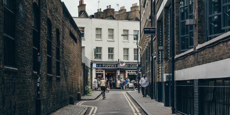 B2B品牌视觉识别设计：如何运用孟菲斯风格与VI设计构建专业可信赖的形象