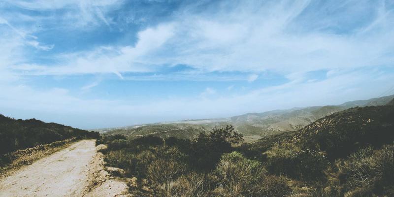 DTC品牌视觉突围：孟菲斯风格设计与直面消费者的视觉识别系统构建
