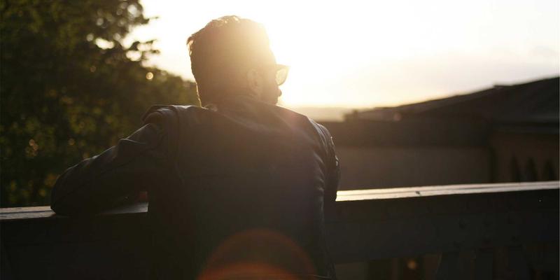 元宇宙品牌身份构建：从孟菲斯风格到VI设计的虚拟进化