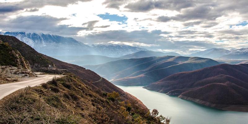 可持续品牌设计的实践路径：从绿色材料到循环经济视觉语言