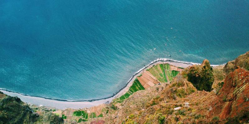 品牌设计69：当孟菲斯风格重塑视觉识别系统