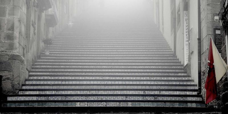 构建跨平台一致性的品牌设计系统：从VI设计到孟菲斯风格的管理方法论